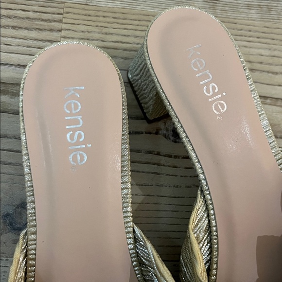 Kensie Metallic Gold Bow Sandles - Picture 2 of 9